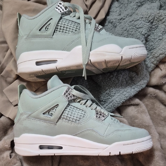 Jordan Athletic Shoes in Light Gray and Mint - Picture 6 of 6